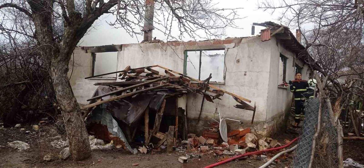 Bilecik\'te yangın çıkan ev kullanılmaz hale geldi