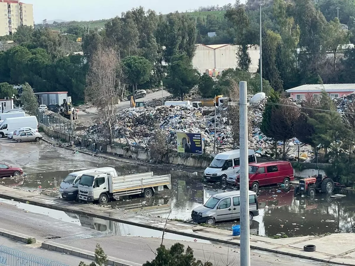 İzmir\'de Sel Çöpleri Yola Dağıttı