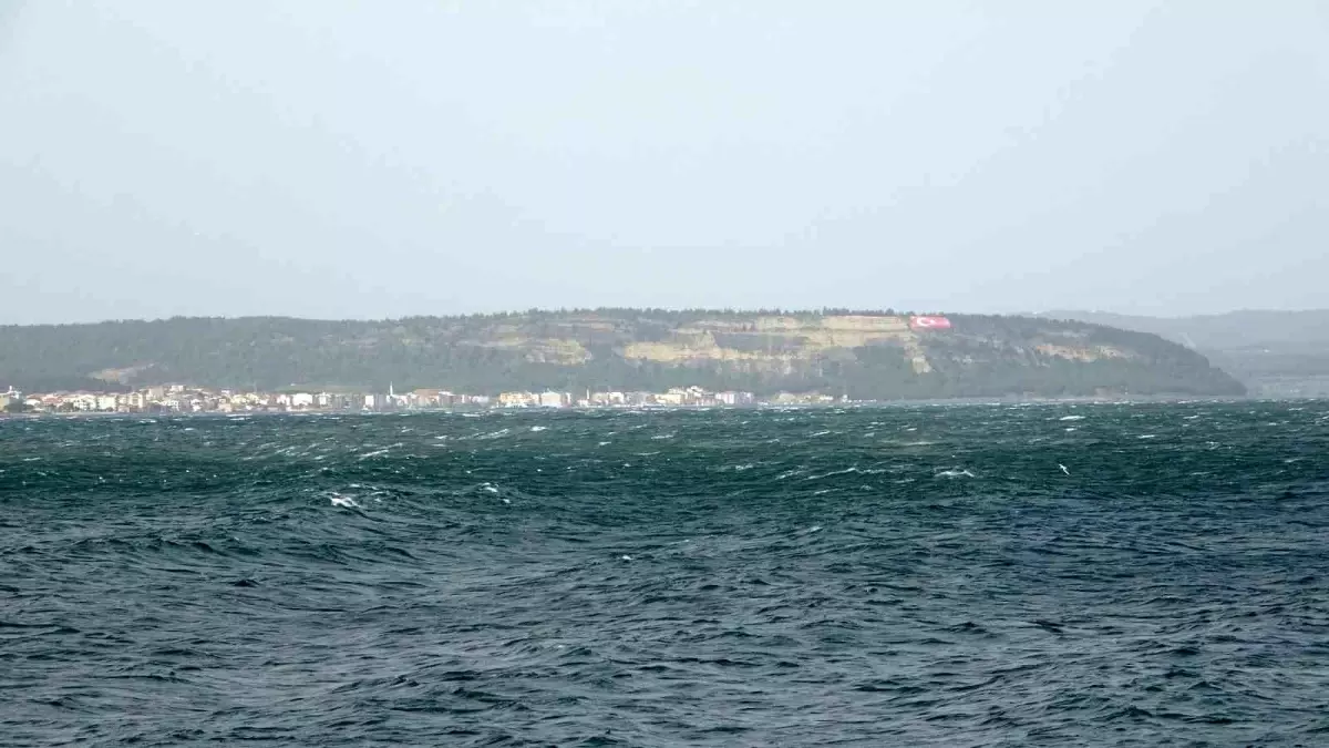 Çanakkale Boğazı Fırtına Nedeniyle Kapatıldı