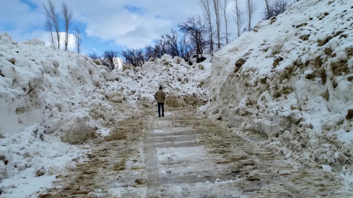 Çatak\'ta Çığ Sonrası Yol 9 Günlük Çalışmayla Açıldı