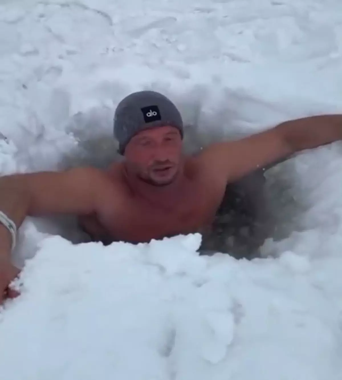 Çıldır Gölü\'nde Buzlu Suya Cesur Dalış