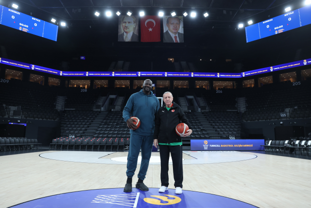 Cumhurbaşkanı Erdoğan ile basketbol oynayan Shaquille O'Neal, Türk bayraklı şapka ile video paylaştı Cumhurbaşkanı Erdoğan ile basketbol oynayan Shaquille O'Neal, Türk bayraklı şapka ile video paylaştı