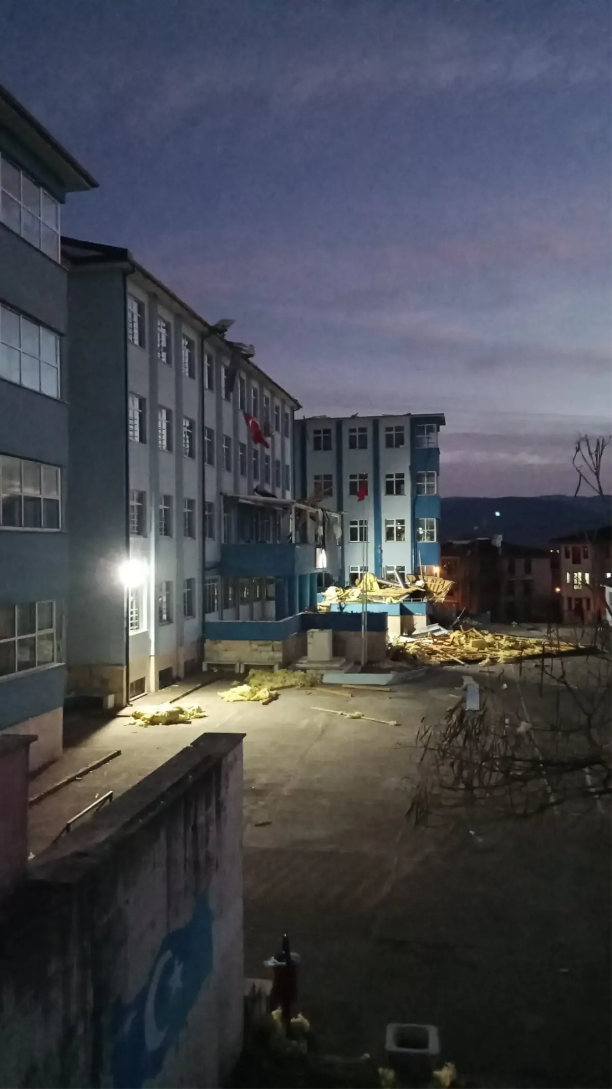 Düzce\'de Şiddetli Rüzgar Okul Çatısını Uçurdu