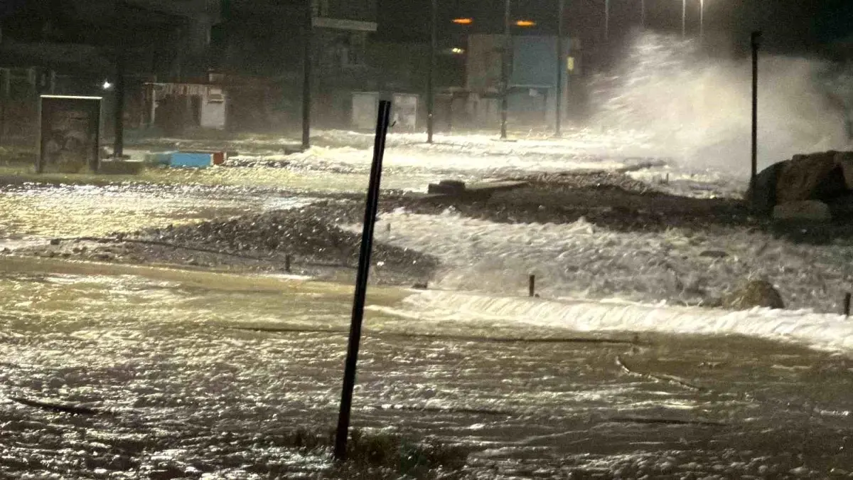 Altınoluk\'ta Şiddetli Lodos Hayatı Vuruyor