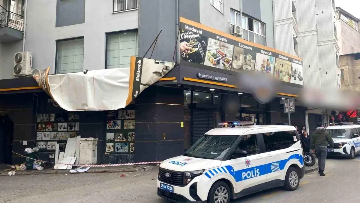 Efeler\'de şiddetli rüzgar tabelaları kopardı, iş yerlerinde hasar oluştu