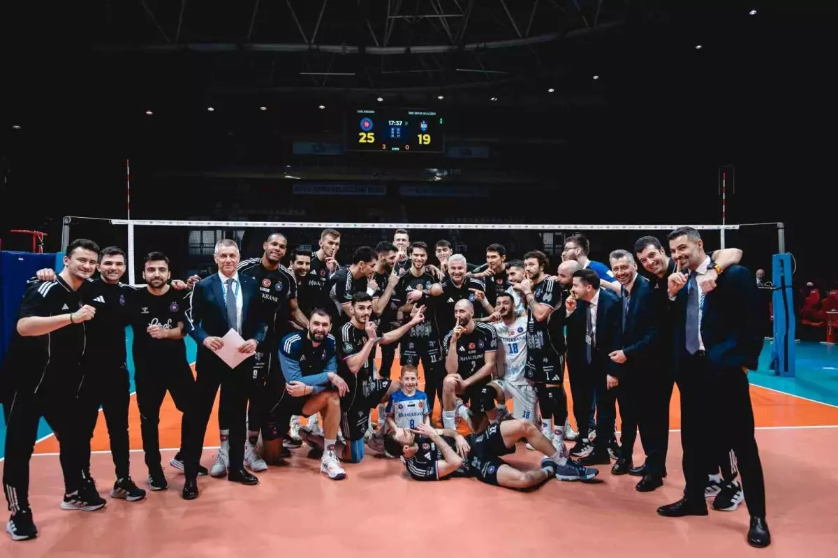 Efeler Ligi: Halkbank: 3 İstanbul Büyükşehir Belediyespor: 0