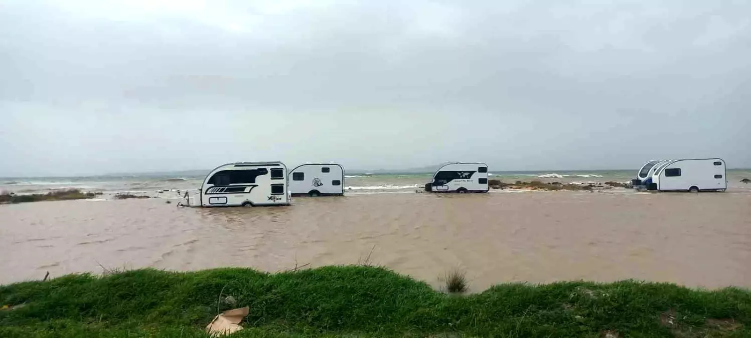 Çanakkale\'de Fırtına Karavanları Su Altında Bıraktı
