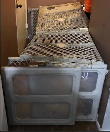 İnfial yaratan olay! Evlat edindiği 2 çocuğu kafese kapattı