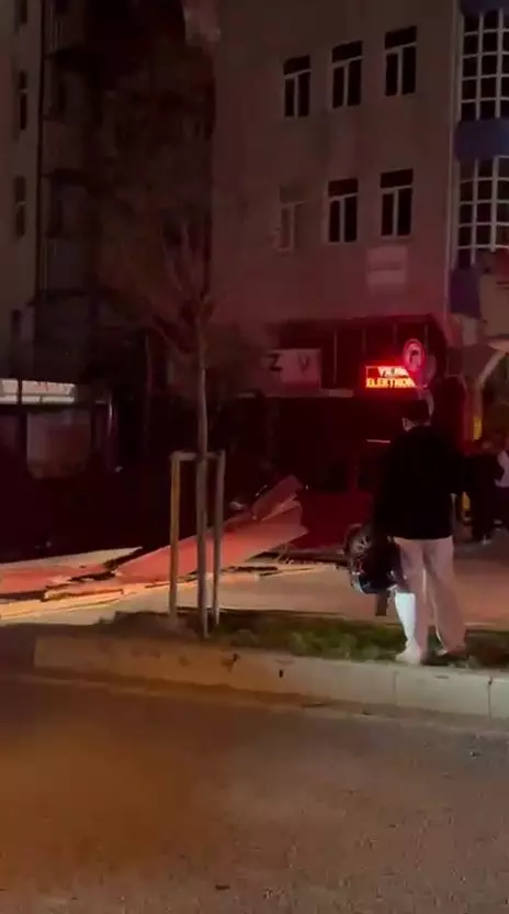 İstanbul'un bazı ilçelerinde kuvvetli rüzgar etkili oldu İstanbul'un bazı ilçelerinde kuvvetli rüzgar etkili oldu