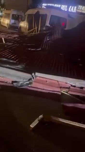 İstanbul'un bazı ilçelerinde kuvvetli rüzgar etkili oldu İstanbul'un bazı ilçelerinde kuvvetli rüzgar etkili oldu