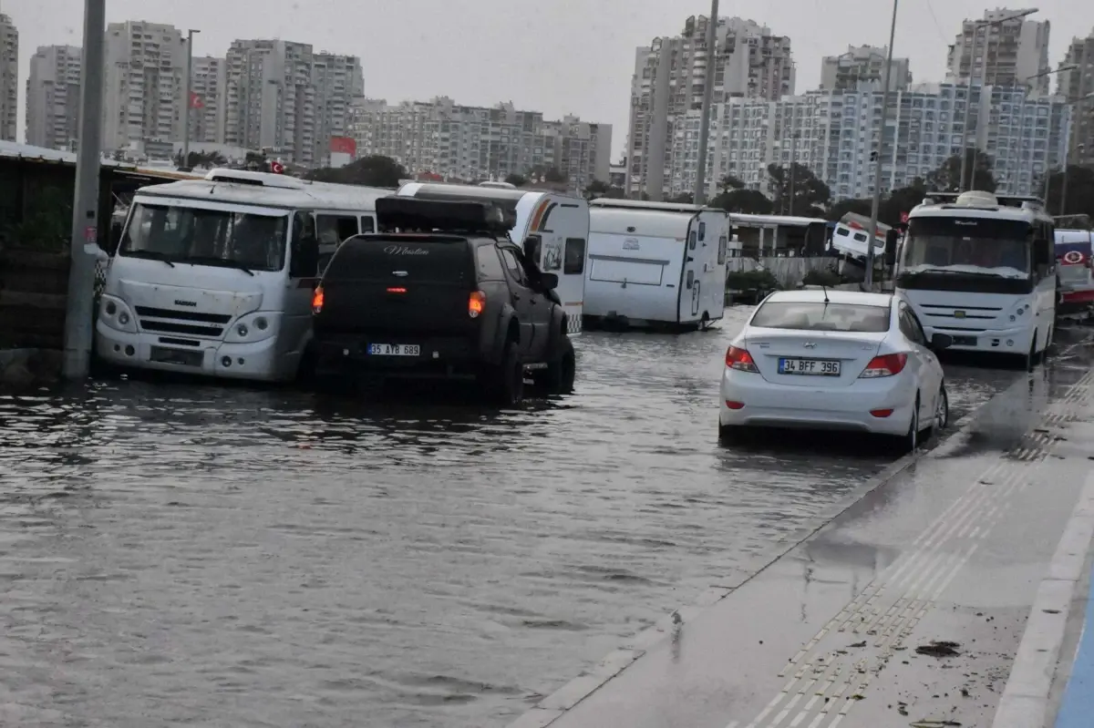 Karşıyaka\'da Fırtına Deniz Taşırdı