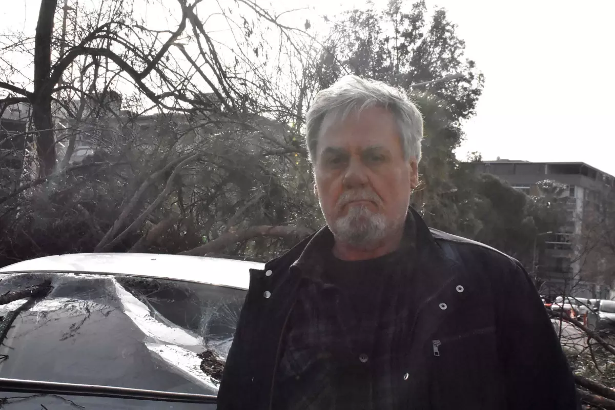 Rüzgar Menemen\'de Ağaç Devirip Araca Zarar Verdi