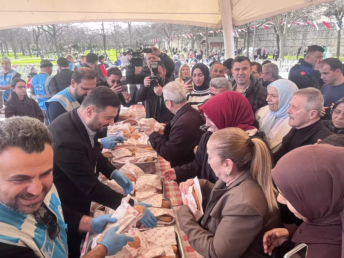 Kağıthane\'de Sucuk Ekmek İkramı Coşkusu