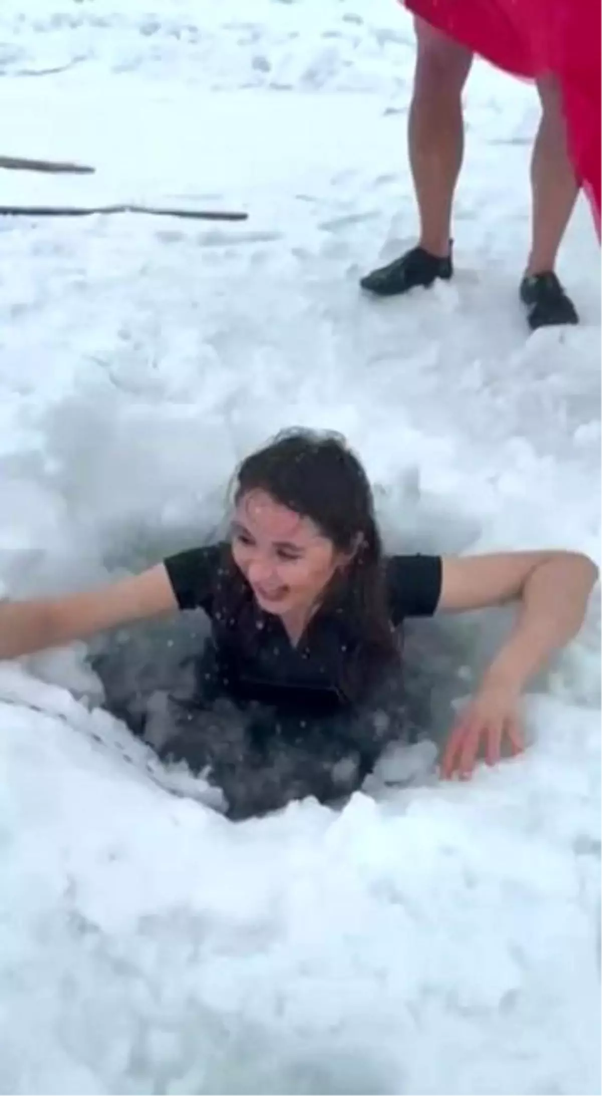 İzlemek dahi titremeye yetti! Dondurucu soğuğa böyle meydan okudu