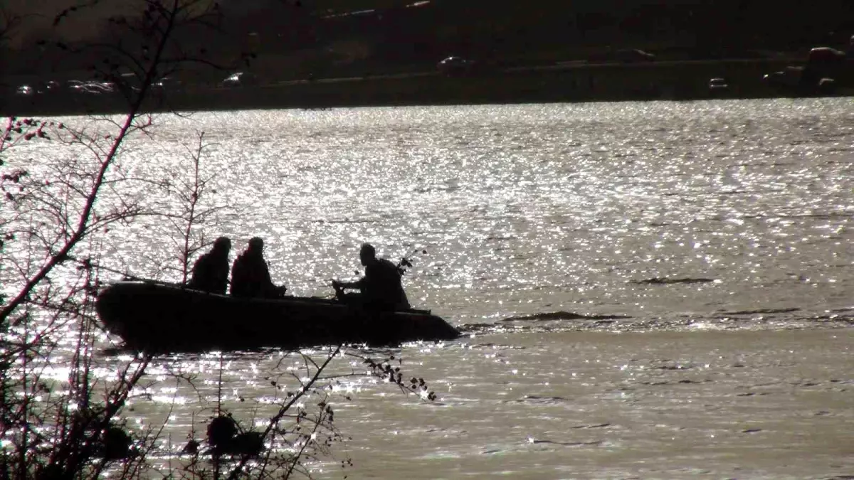 Manisa\'da 18 Yaşındaki Genç Gölette Kayboldu