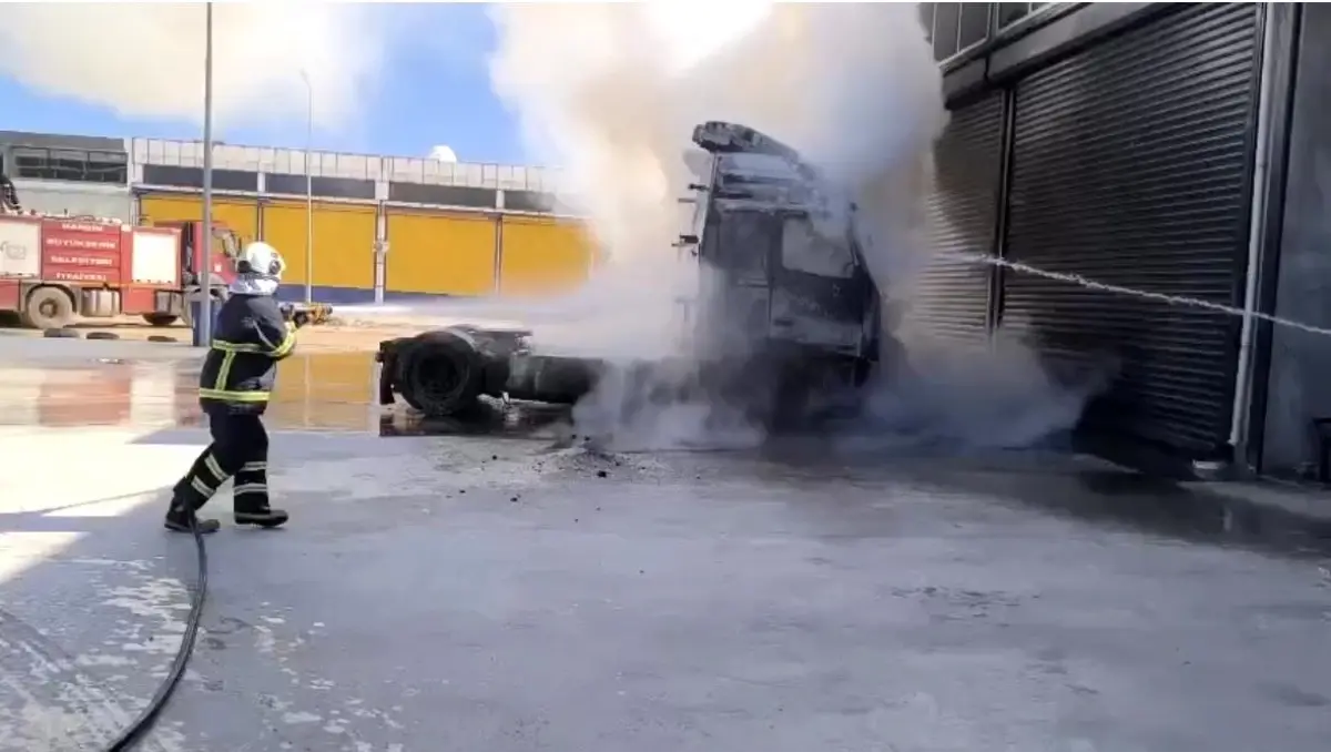 Kızıltepe\'de Tır Yangını Kontrol Altına Alındı