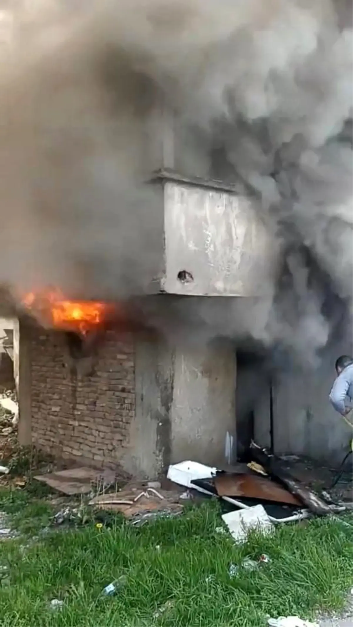 Bursa\'da metruk bina yangını