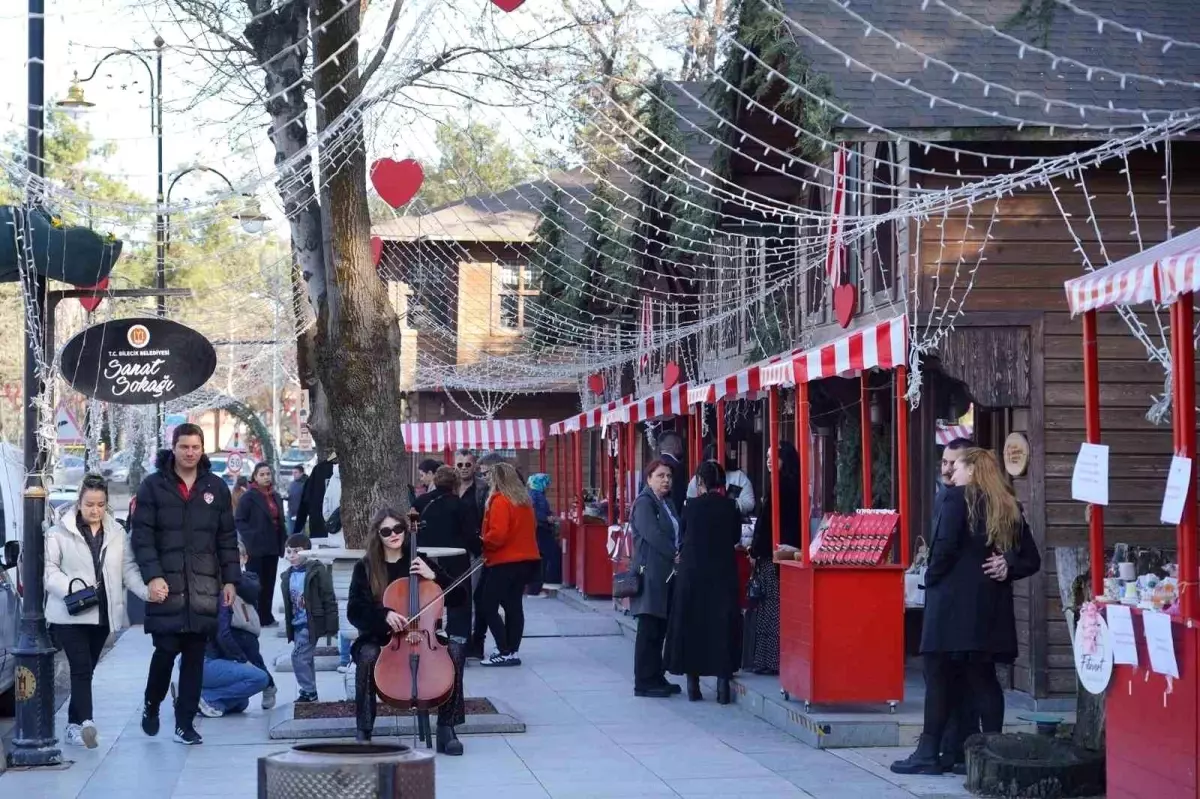 Sevgililer Günü\'nde Sanat Sokağı renkli görüntülere sahne oldu