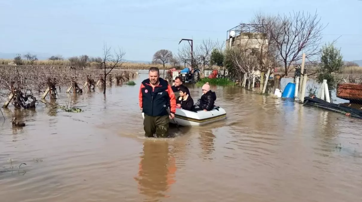 Su baskınında mahsur kalan 4\'ü çocuk 5 kişi kurtarıldı