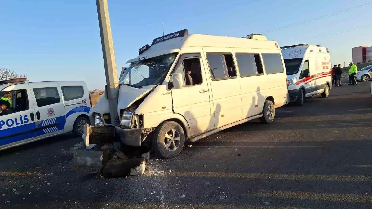 Tarım işçilerini taşıyan minibüs direğe çarptı: 1\'i ağır 15 yaralı