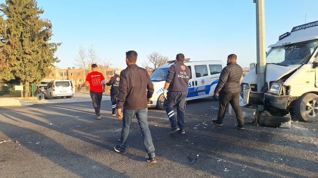 Tarım işçilerini taşıyan minibüs direğe çarptı: 1'i ağır 15 yaralı