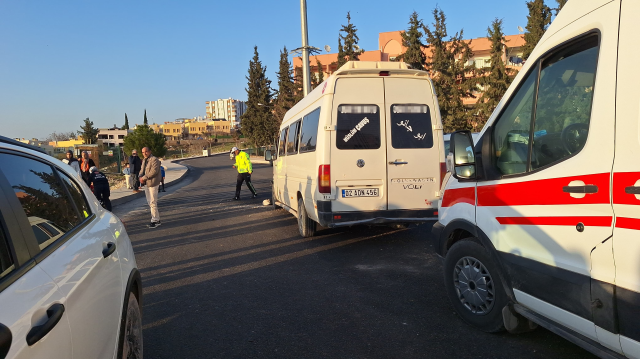 Tarım işçilerini taşıyan minibüs direğe çarptı: 1'i ağır 15 yaralı