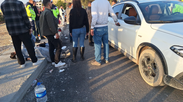 Tarım işçilerini taşıyan minibüs direğe çarptı: 1'i ağır 15 yaralı