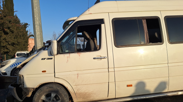 Tarım işçilerini taşıyan minibüs direğe çarptı: 1'i ağır 15 yaralı