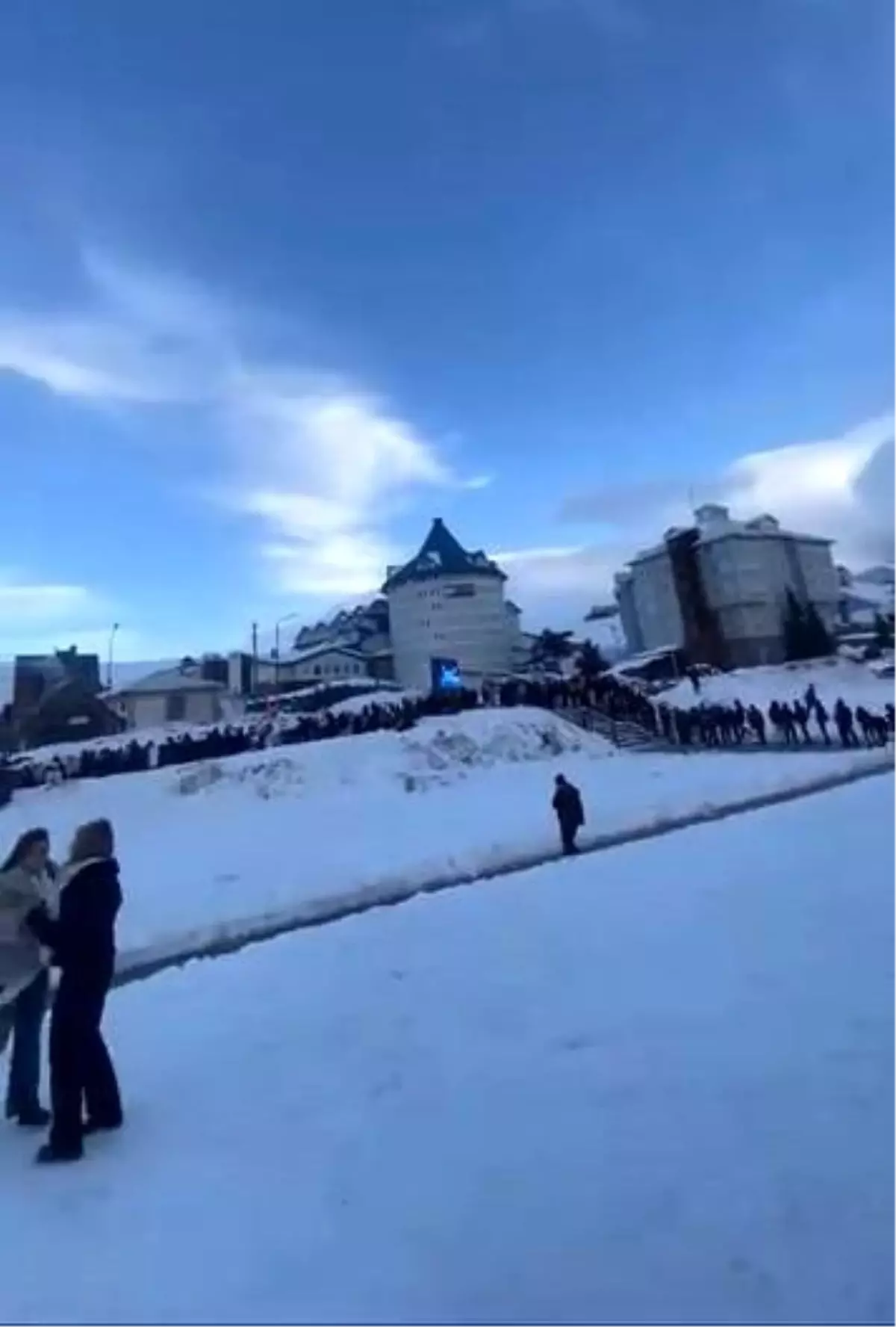 Uludağ\'da bahar keyfi kabusla bitti, iniş yolunda 1 kilometrelik kuyruk oluştu