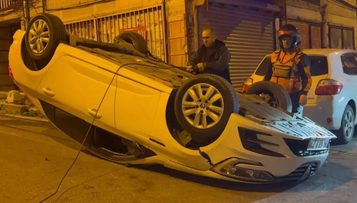 Üsküdar\'da Takla Atan Araç 3 Araca Çarptı