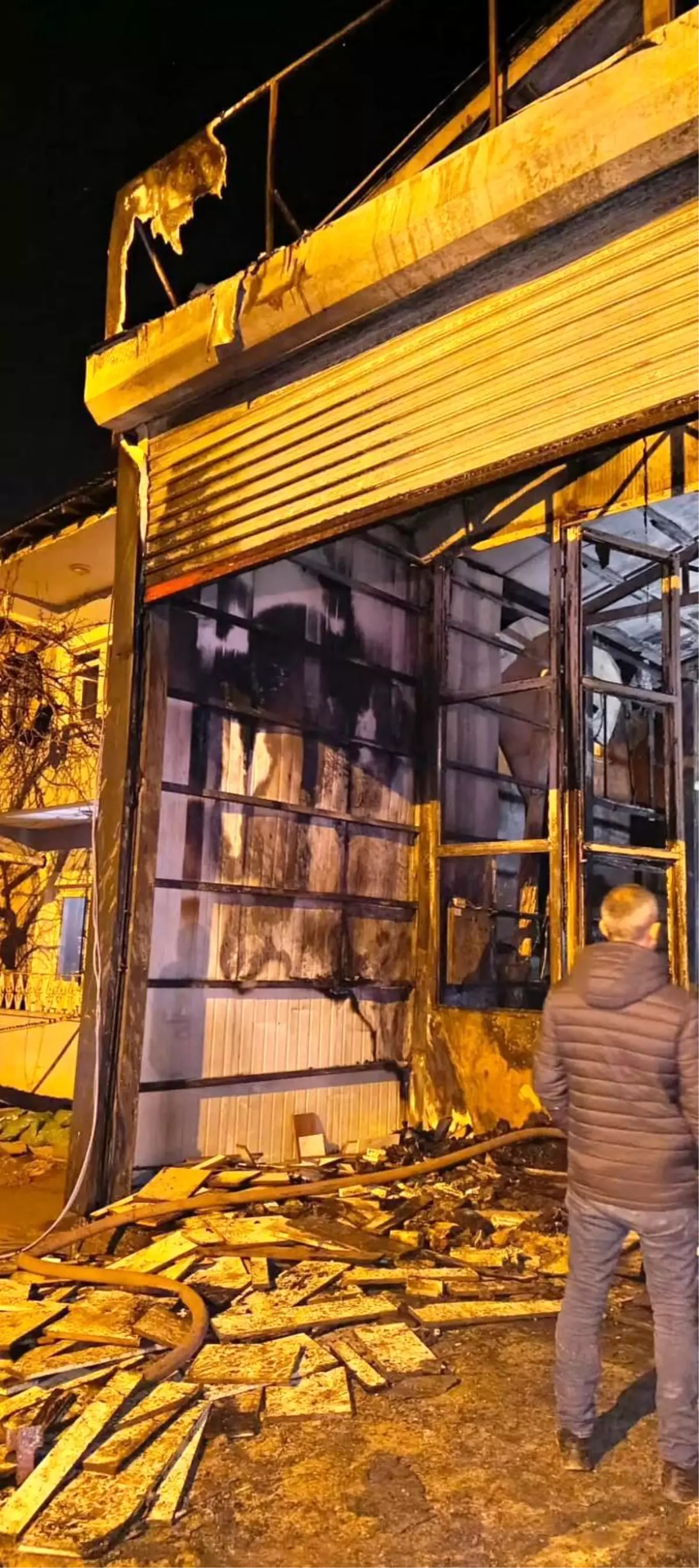 Van\'da Yangın: 1 Yaralı, 2 Etkilendi