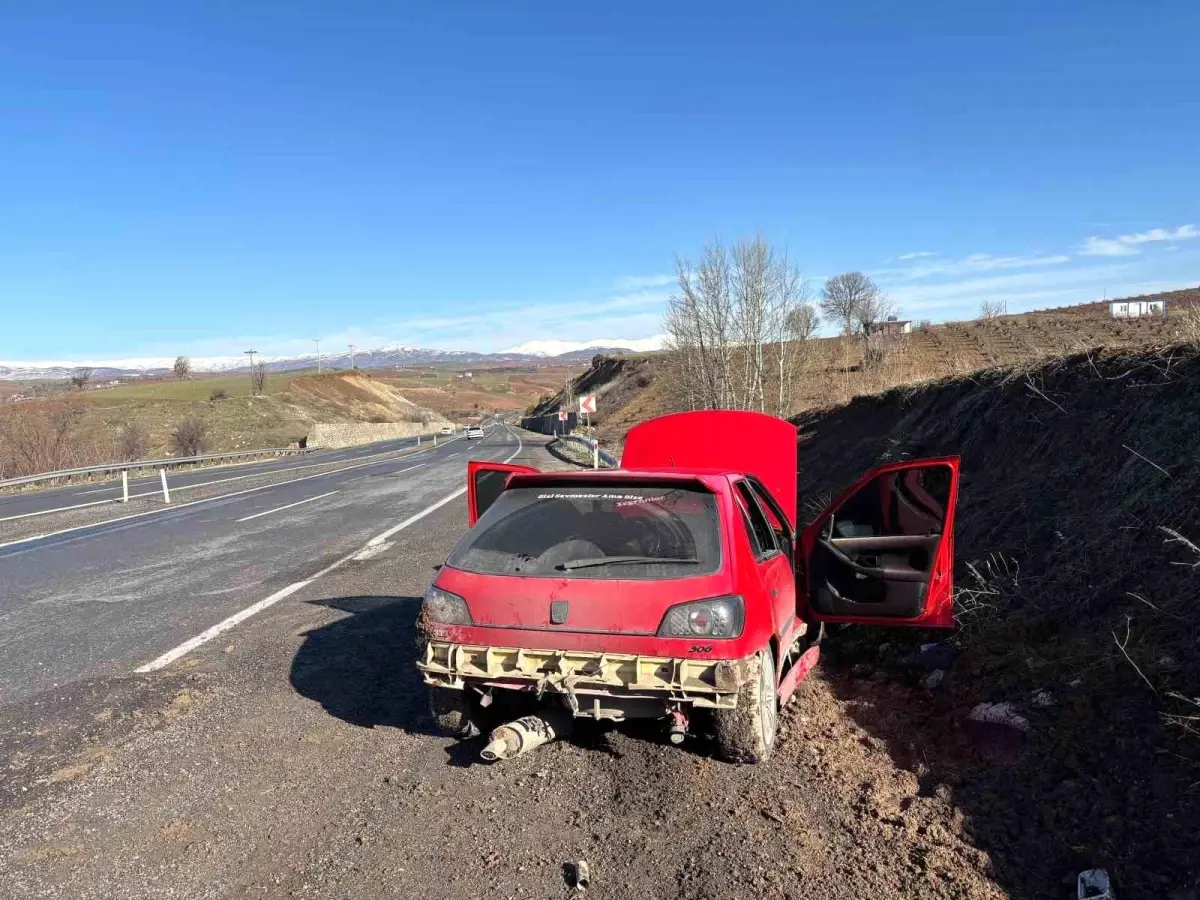 Adıyaman\'da Otomobil Şarampole Yuvarlandı: 2 Yaralı