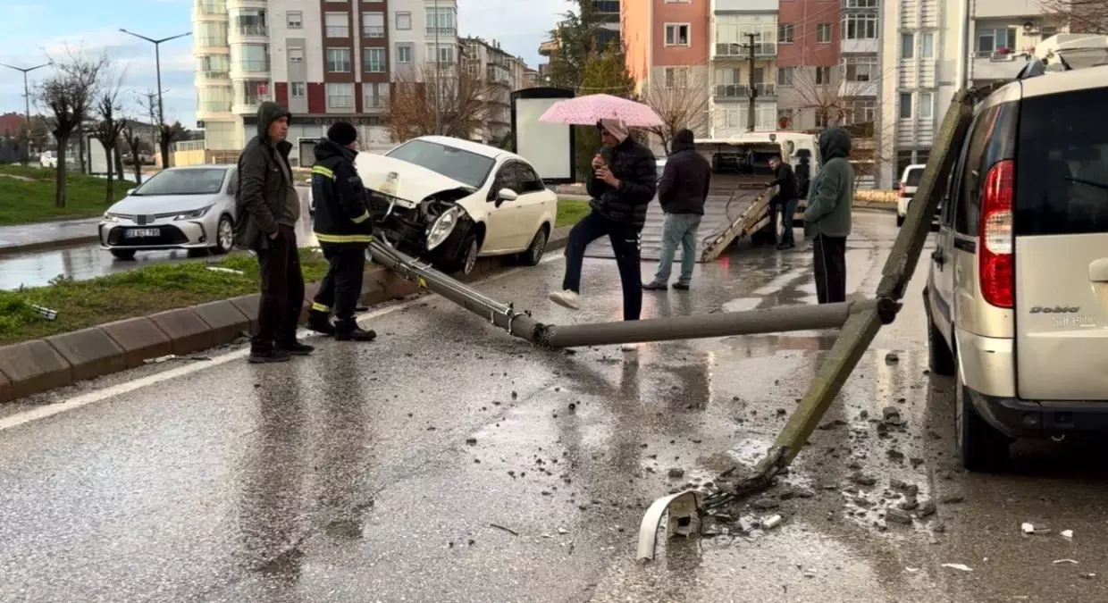 Edirne\'de Alkollü Sürücü Direğe Çarptı