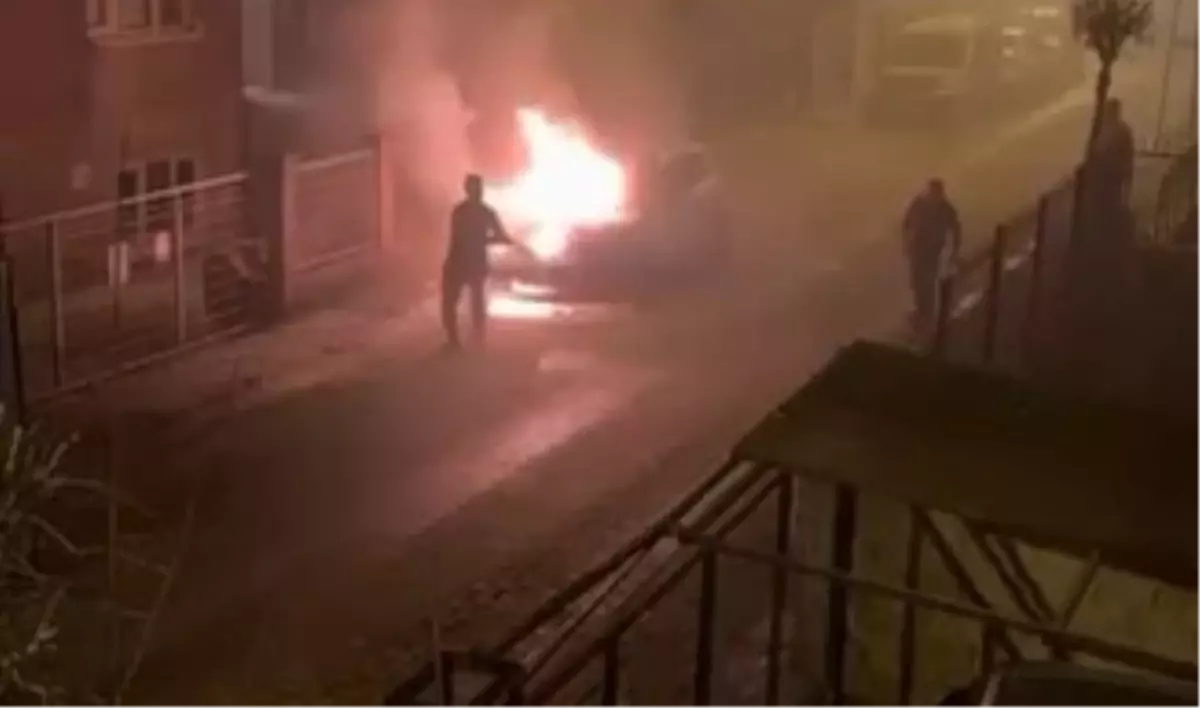 Avcılar\'da Park Halindeki Araç Yangını