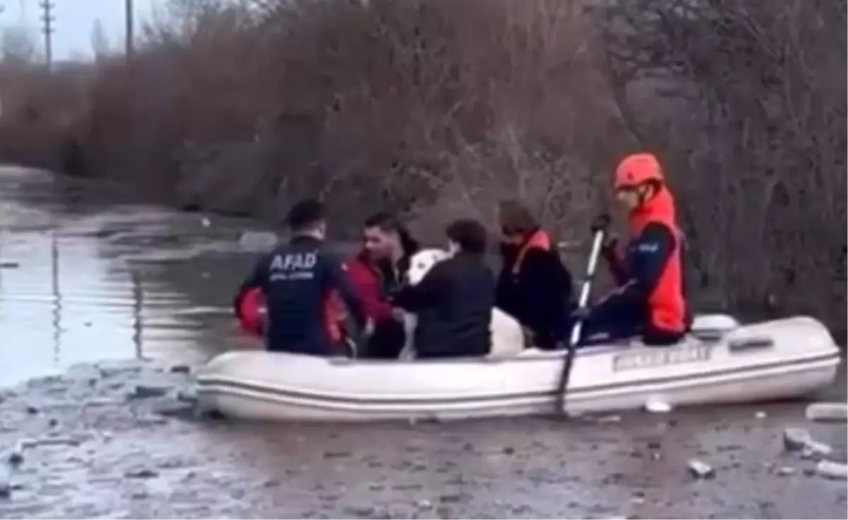 Menteşe\'de Dere Yatağında Mahsur Kalanlar Kurtarıldı