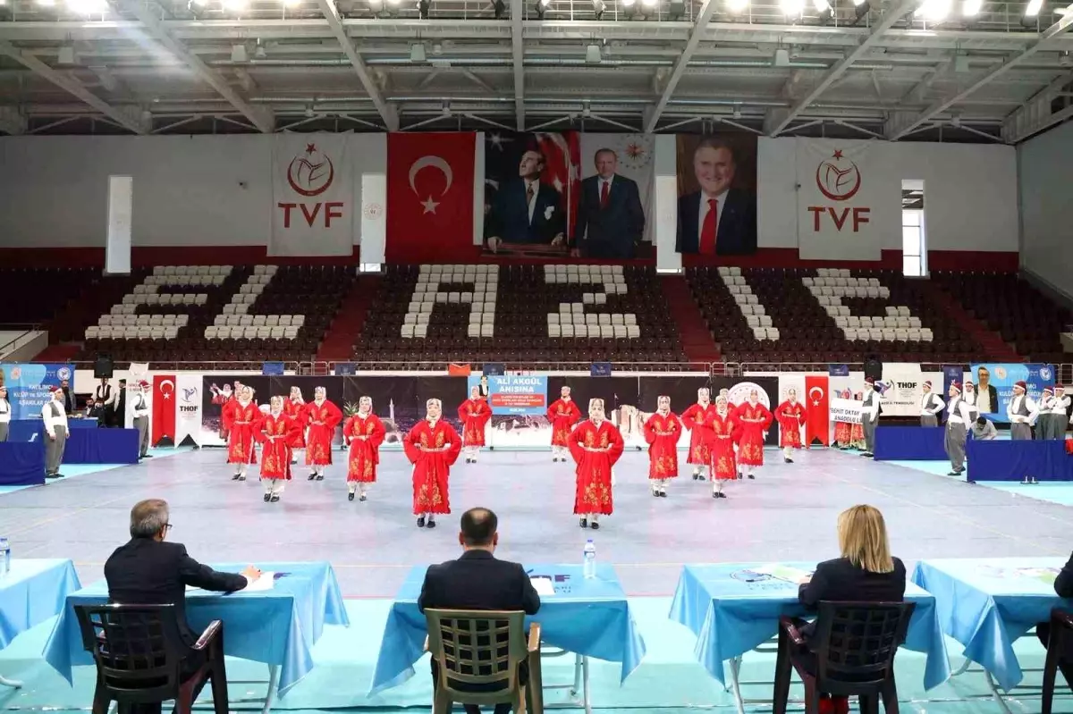 Elazığ\'da Halk Oyunları Yarışması Coşkusu