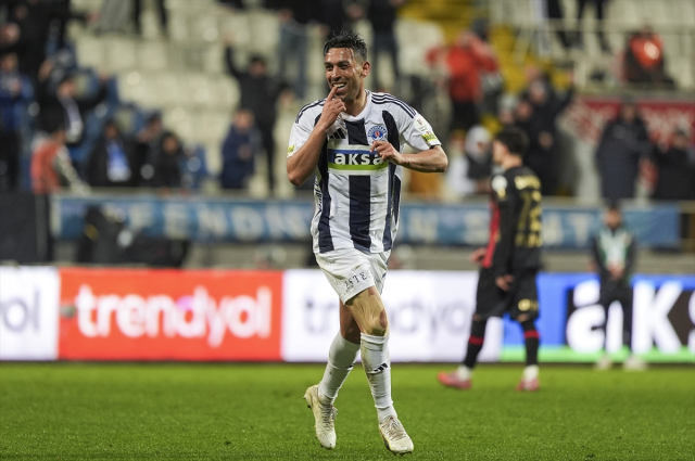 Emre Belözoğlu muradına erdi! 5 gollü Haliç derbisinde kazanan Kasımpaşa