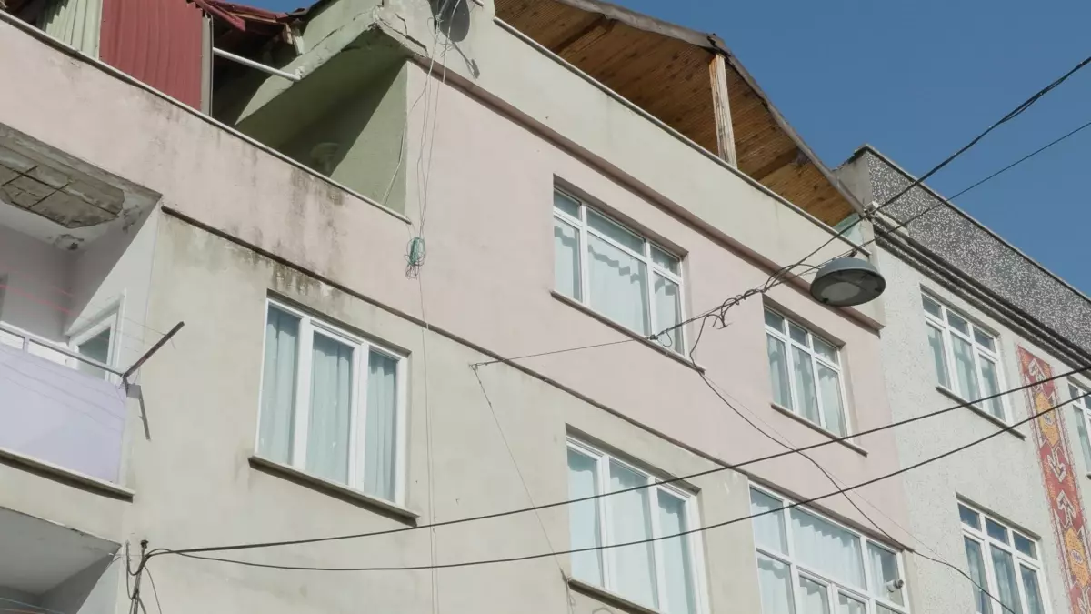 Esenler\'de pencereye çıkıp tencere ve tavaya vuran kadın mahalleliyi bıktırdı