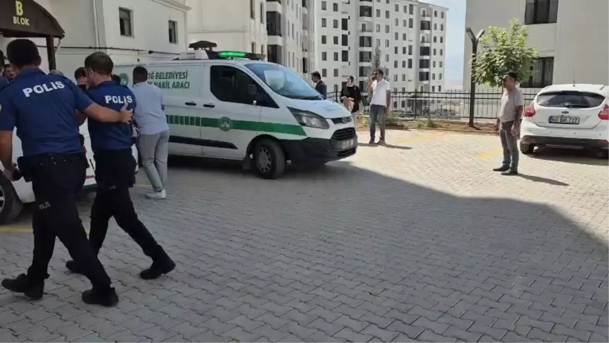 Başkomiser, Eşini Aldatan Adamı Öldürdü