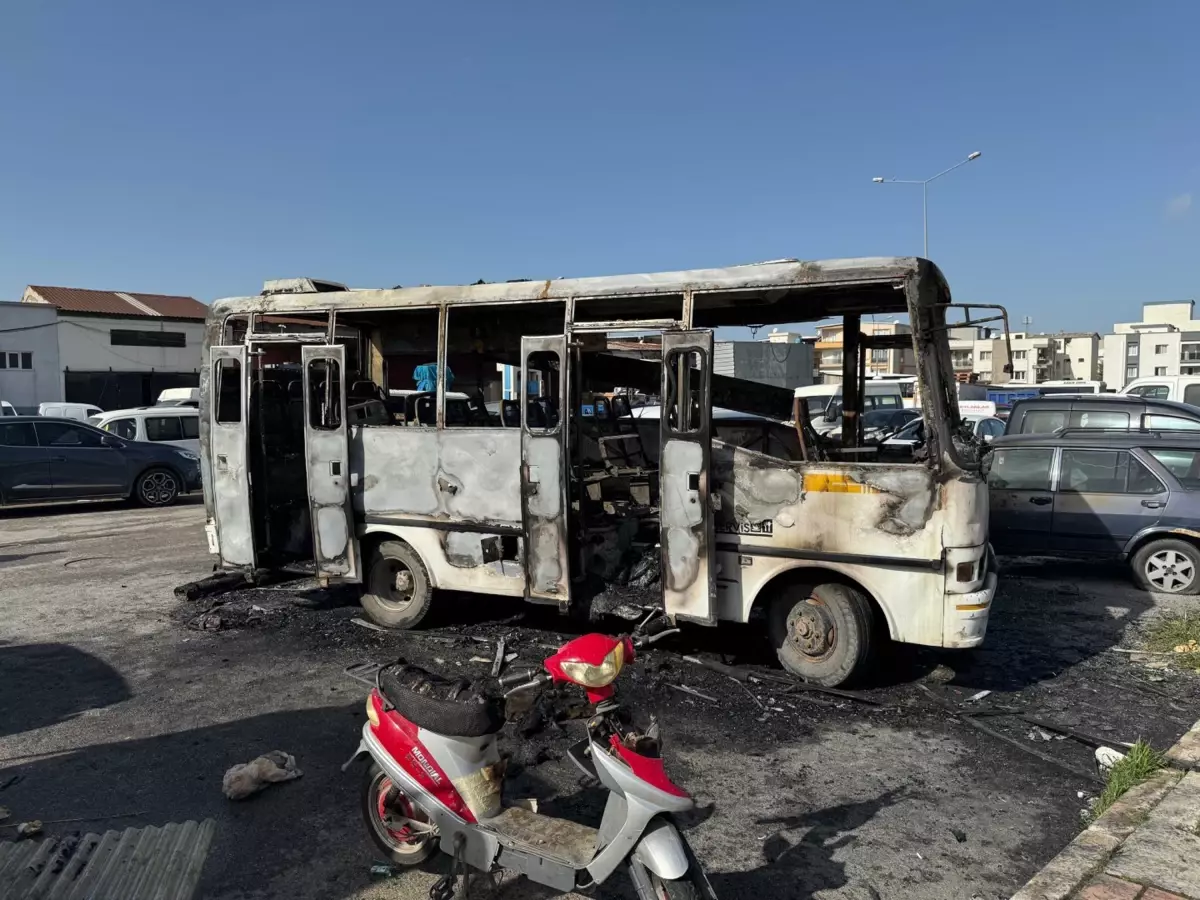 Çiğli\'de Otobüste Yangın: 16 Yaşında Genç Hayatını Kaybetti