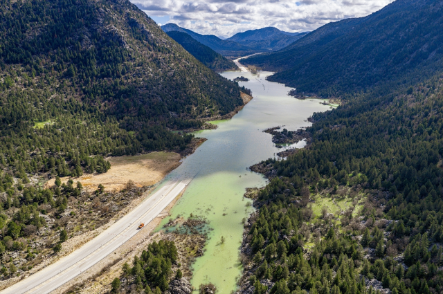 İki ili bağlayan yoldan günlerdir bu halde! Trafik levhaları bile suya gömüldü