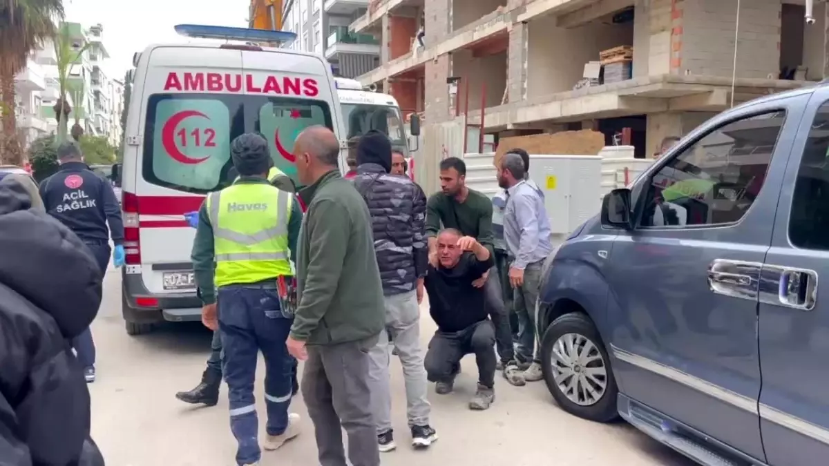 Antalya\'da İnşaatta Genç Düşerek Ağır Yaralandı