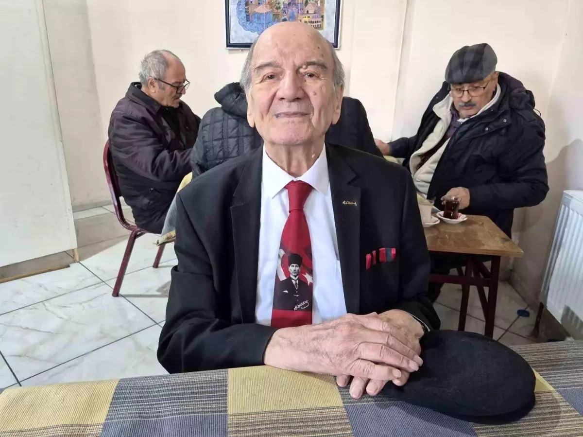 91 Yaşında Takım Elbise ile Saygı İfadesi