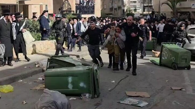 İsrail fena karıştı! 2 kadın polisi kalabalık Haredi grubun elinden zor aldılar