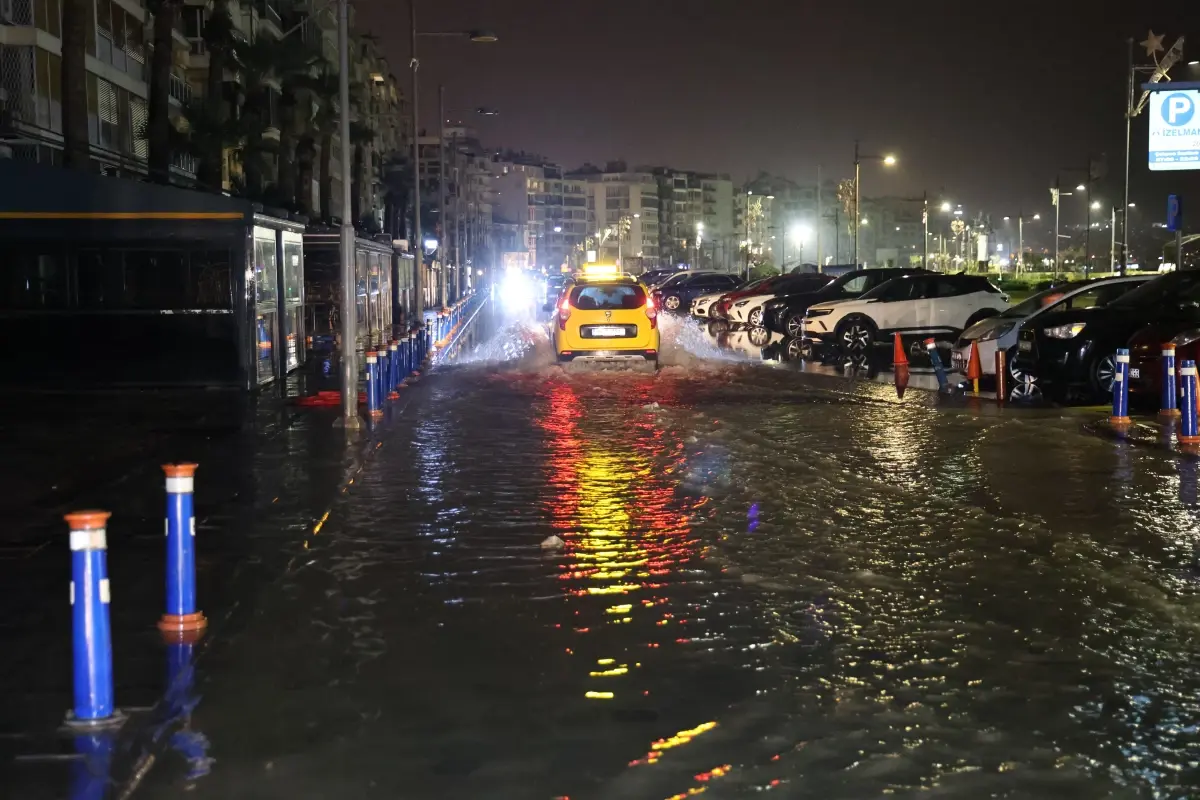 İzmir\'de sağanak yağış trafiği olumsuz etkiledi