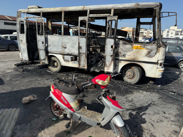 İzmir'de yanan midibüsteki 16 yaşındaki çocuk öldü İzmir'de yanan midibüsteki 16 yaşındaki çocuk öldü