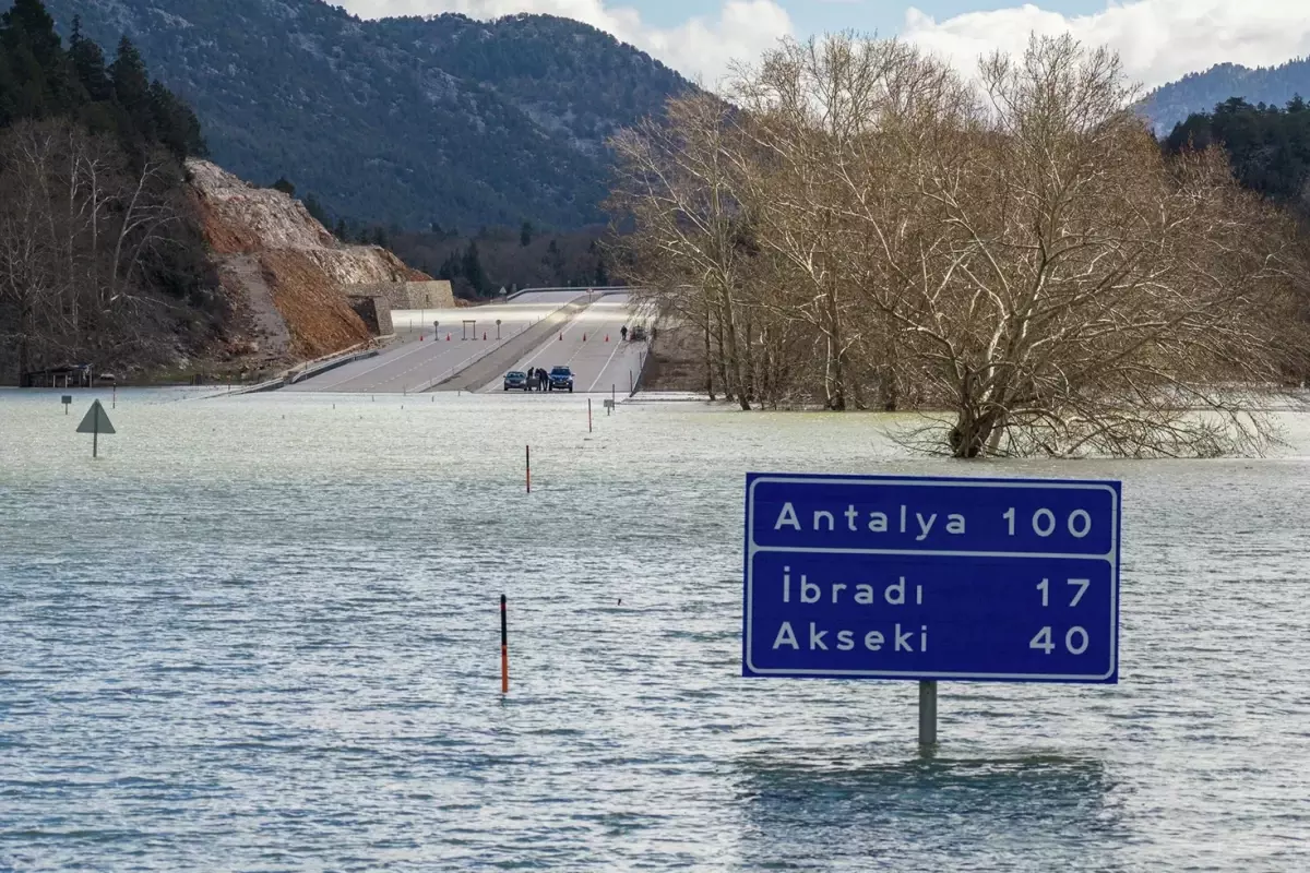 İki ili bağlayan yol günlerdir bu halde! Trafik levhaları bile suya gömüldü
