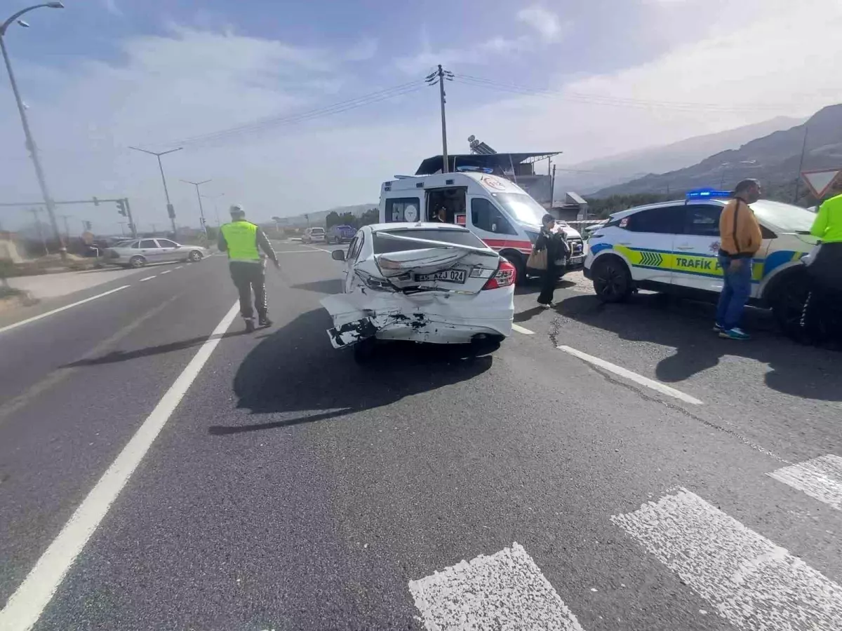 Salihli\'de Otomobil Kazası: 5 Yaralı