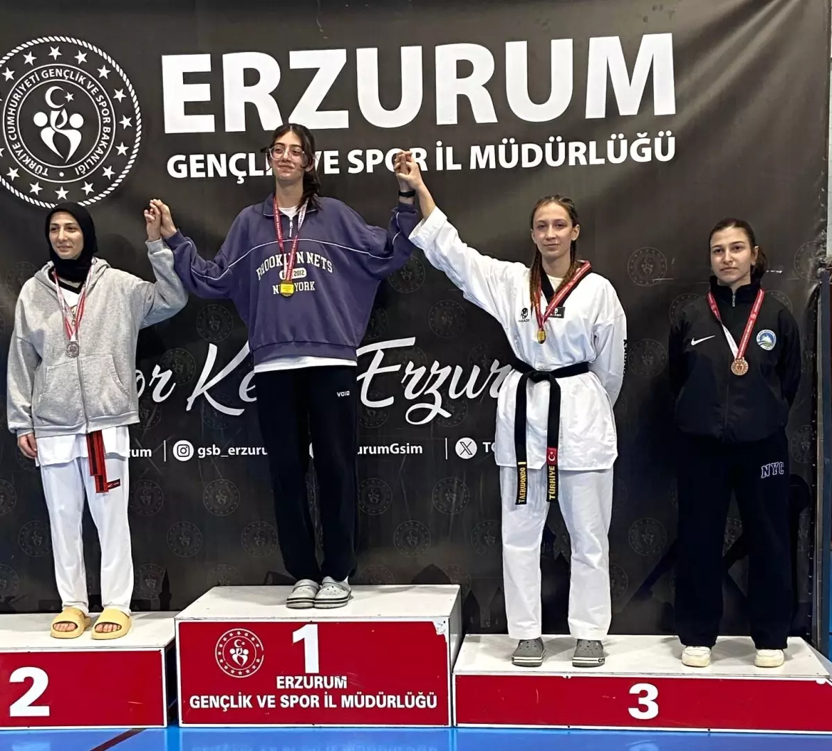 Oltulu taekwondocular Erzurum\'dan madalyayla döndü