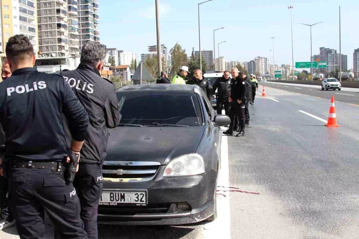 Adana\'da otoyolda araç içinde sır ölüm: Başından tüfekle vurulmuş halde bulundu